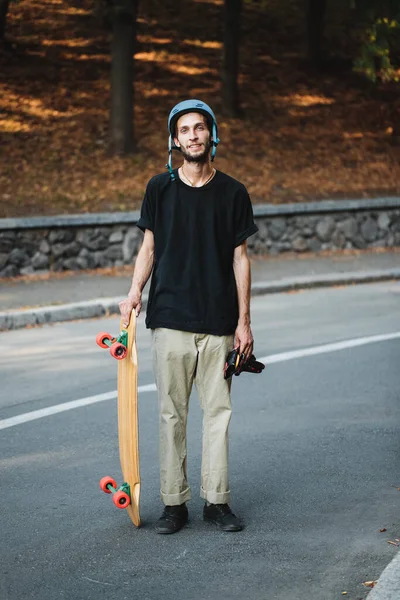 Longboarden und Skateboarden. Sommerurlaub außerhalb der Stadt. — Stockfoto