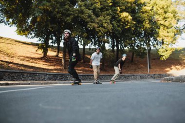 Üç karizmatik adam uzun tahta sürüyor.. 