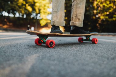 Erkekler tahta üzerinde gezip eğleniyorlar..