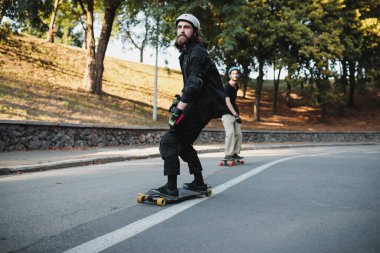 Erkekler tahta üzerinde gezip eğleniyorlar..