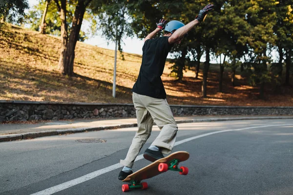 남자는 스케이트보드 위에서 속임수를 쓰지. — 스톡 사진