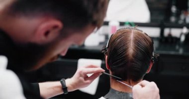 Eski moda saç kesimi ve stil. Bir berber dükkanının siyah beyaz fotoğrafı.