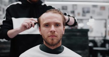 Berber, müşterinin saçını şekillendirir. Retro biçimi.