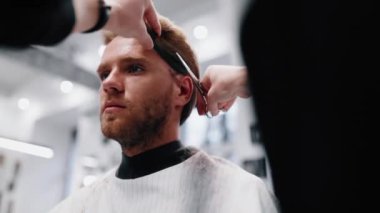 Berber dükkanında saç ve sakal kesimi.. 