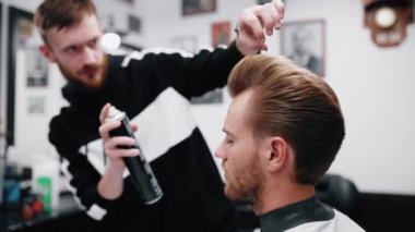 Şık erkek saç kesimi. Berber özel saç şekillendirme cila yapar..