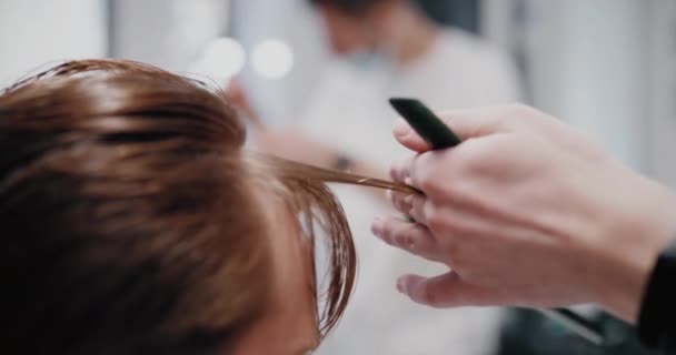 Adelgazamiento del cabello en un salón de belleza — Vídeos de Stock