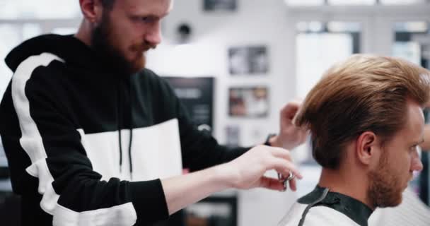 Cuidado del cabello para hombre. Nuevo estilo de cortes de pelo — Vídeo de stock