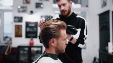 Berber kuaförlük yapıyor. Saç kesimi 2021