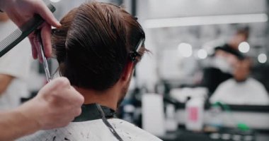 Adam aynaya bakar ve usta saçını kestirir..