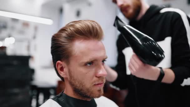 Fryzjer wykonuje fryzury i stylizacji włosów. Nowe trendy w redukcji wartości u mężczyzn. — Wideo stockowe