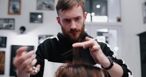 O tipo corta o cliente. Corte de cabelo dos homens . — Vídeo de Stock