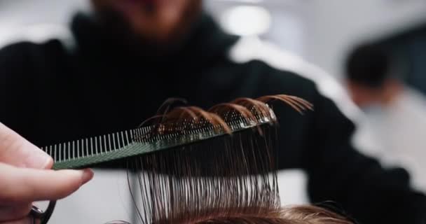 Potongan rambut dengan gunting, close-up. Mendapatkan layanan dari penata rambut, penata gaya. — Stok Video