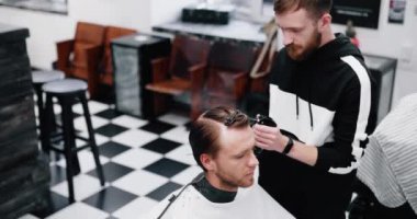 Berber saçını kestirmek için hazırlanıyor. Yavaş çekim.