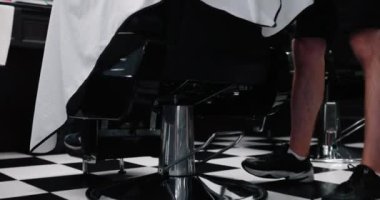 Erkek tıraşı. Şık bir kuaför bir adamı keser.