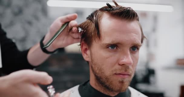 Taglio di capelli da vicino. Ottenere servizi di barbiere. — Video Stock