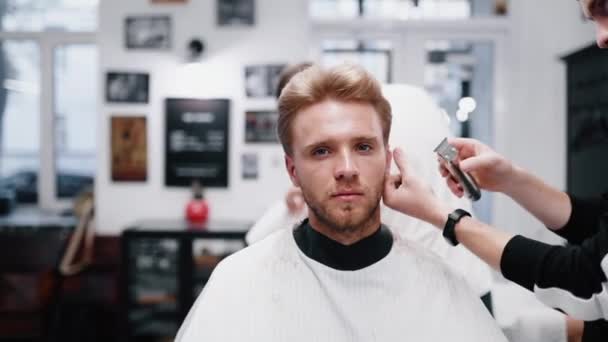 Barber fait une coupe de cheveux tendance. — Video