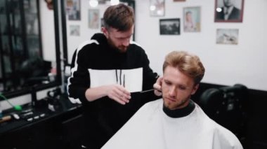 Kuaför müşteriye şık bir saç kesimi yapar..