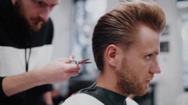 Berber saçını bitirir. Klasik retro saç kesimi..