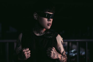 Yeni moda. Siberpunk ve gelecekçi bir gelecek.