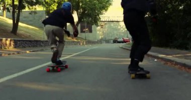 Çocukların şirketi sonsuz karanlık şehirde paten kayıyor. Arkaplana odaklan..
