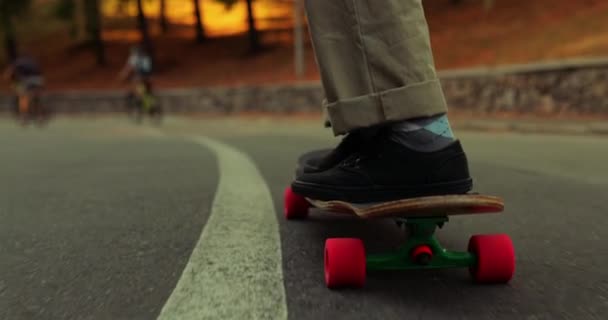 Sta cavalcando uno skateboard. Vista dal basso primo piano. — Video Stock