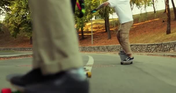 Skateboard al tramonto. Focus sullo sfondo. — Video Stock