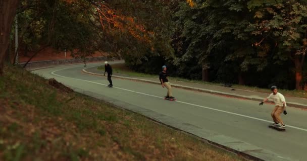 Un groupe de gars descend la pente sur des patins. — Video