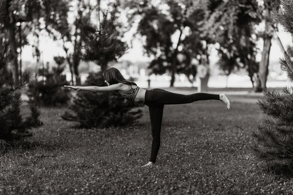 Kız vücut dengesini sağlıyor. Yoga ve fitness. — Stok fotoğraf