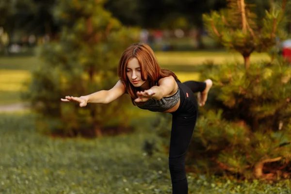 Девушка выполняет балансировку тела. Йога и фитнес. — стоковое фото