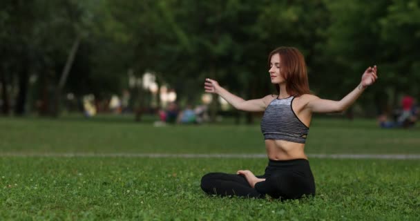 Menina medita, cuidados de saúde. Yoga com uma combinação de esportes. — Vídeo de Stock