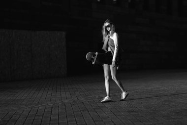 Elinde paten olan bir kadının siyah beyaz portresi..