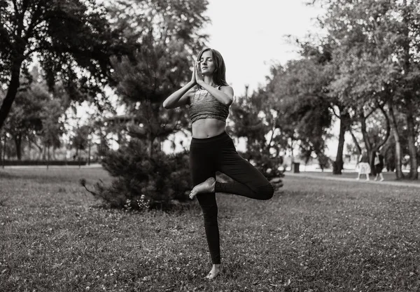 Frau beim Yoga im Park. Konzentration und Energie der Natur. — Stockfoto