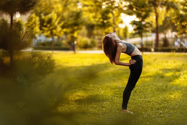 Женщина, упражняющаяся в природе. Фитнес в парке. — стоковое фото
