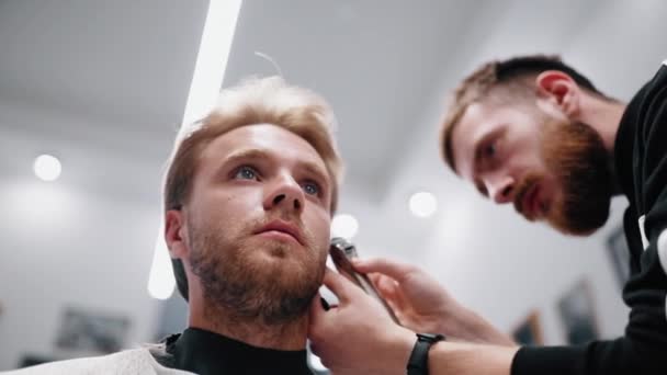 Férfi frizura és frizura. A borbély teljesíti az ügyfél kívánságát.. — Stock videók