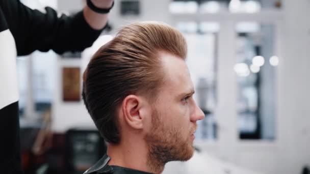 Férfi frizura és frizura. A borbély teljesíti az ügyfél kívánságát.. — Stock videók