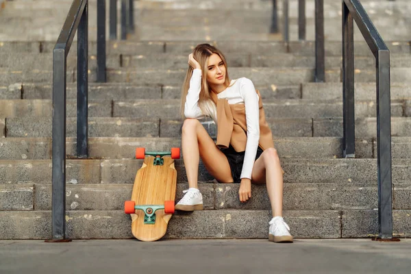 Schöne Frau läuft durch die Stadt. Lifestyle und Sommerurlaub. — Stockfoto