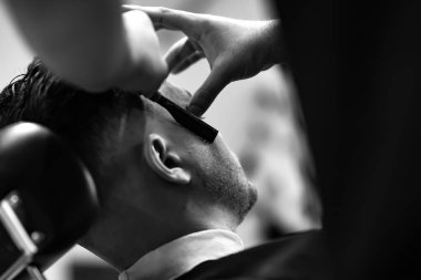 Berber dükkanında sakal traşı. Retro biçimi.