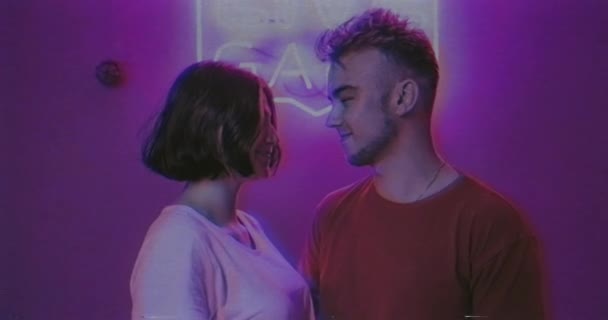 Ένα ζευγάρι ερωτευμένο. Neon vintage στυλ της δεκαετίας του '80 — Αρχείο Βίντεο