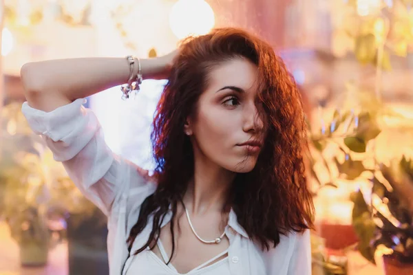 Bir kadının akşam portresi. Gece şehri.