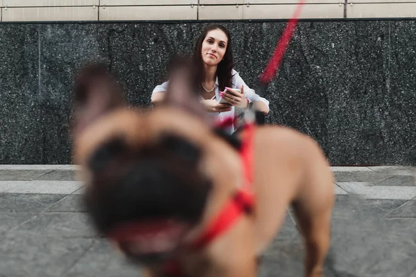 Mulher usa o telefone enquanto está sentado no chão. — Fotografia de Stock