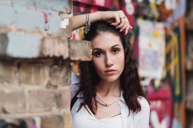 Grafiti üzerinde kadın portresi