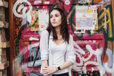 Grafiti üzerinde kadın portresi