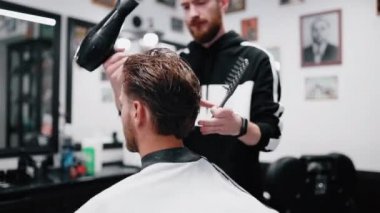 Berber işini yapıyor. Berber dükkanında erkek tıraşı. Yakın plan..