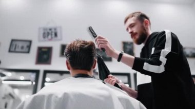 Berber işini yapıyor. Berber dükkanında erkek tıraşı. Yakın plan..