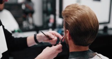 Erkek saçının kurutulması ve şekillendirilmesi. Yavaş çekim.