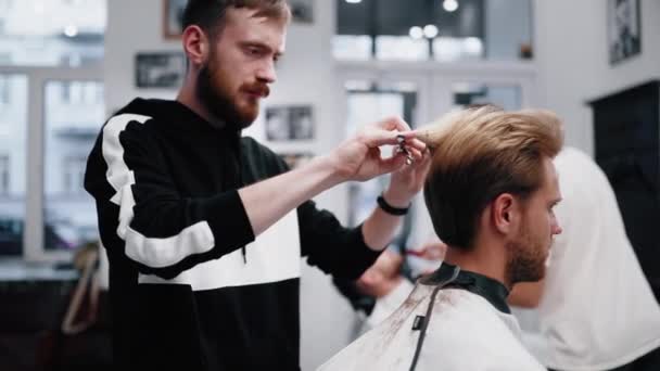 Friseur führt Haarschnitt mit Schere durch. Neue Mode des Haarschnitts. — Stockvideo