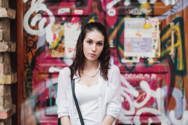 Grafiti üzerinde kadın portresi
