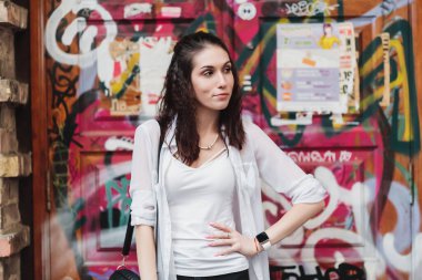 Grafiti üzerinde kadın portresi