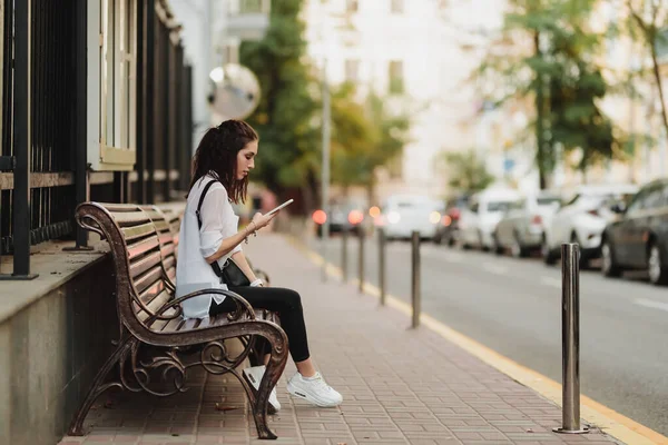 Jovem bela mulher esperando o ônibus na parada. — Fotografia de Stock