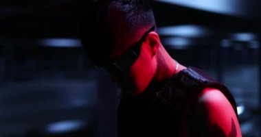 Siber punk tarzı. Yağmurdan sonra neon gece parkı.